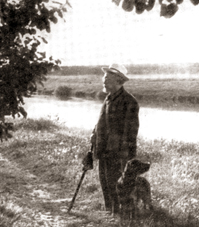 Михаил Пришвин на берегу Москвы-реки в Дунине. 1950 год