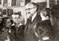 Михаил Пришвин среди детей в Доме детской книги в Москве