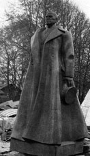 Памятник  маршалу Г. К. Жукову в деревне Стрелковка, Калужская область. 1988. Скульптор В. Х. Думанян