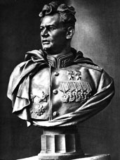 Дважды Герой Советского Союза генерал армии И.Д. Черняховский. 1945 г. Скульптор Е.В. Вучетич
