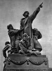 Памятник генералу-лейтенанту М.Г. Ефремову, сооруженный в Вязьме. 1946. Скульптор Е.В. Вучетич