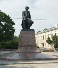 Памятник М. В. Ломоносову около Университета