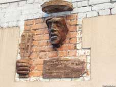 Барельеф и памятная табличка на доме № 15 Большого Каретного переулка (г. Москва)